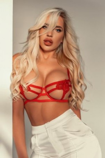 Barbie Sparkles perfectionist 23 years old - striptease escort
